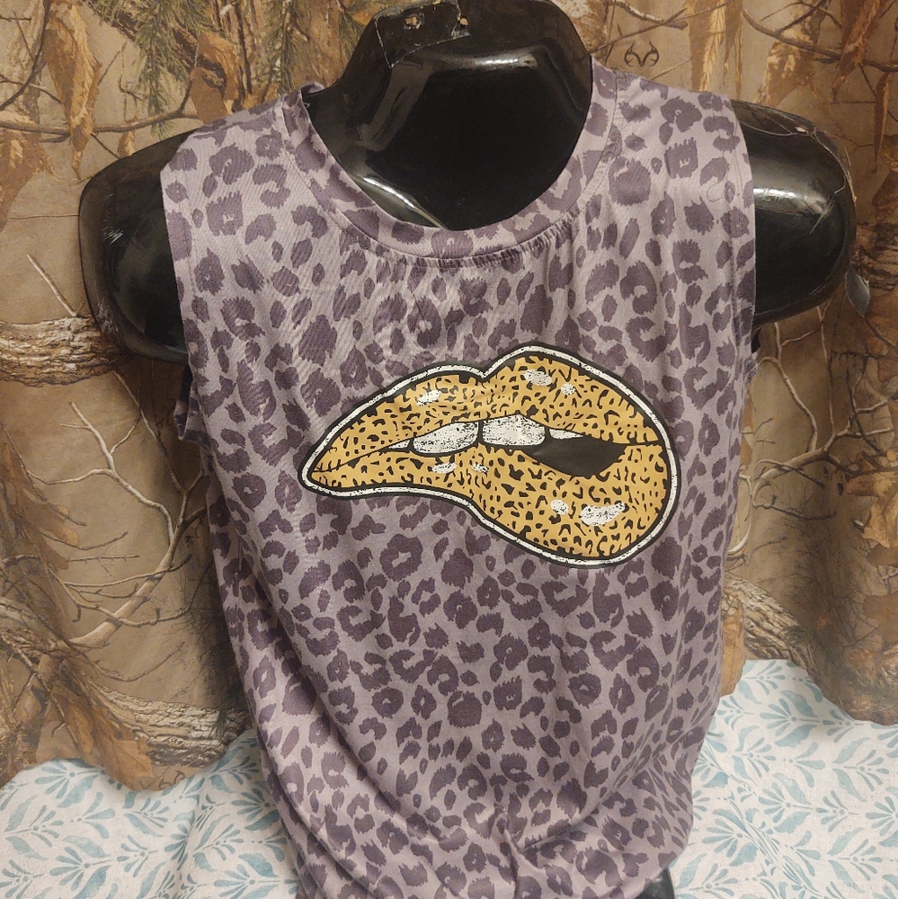 Gray leppard top